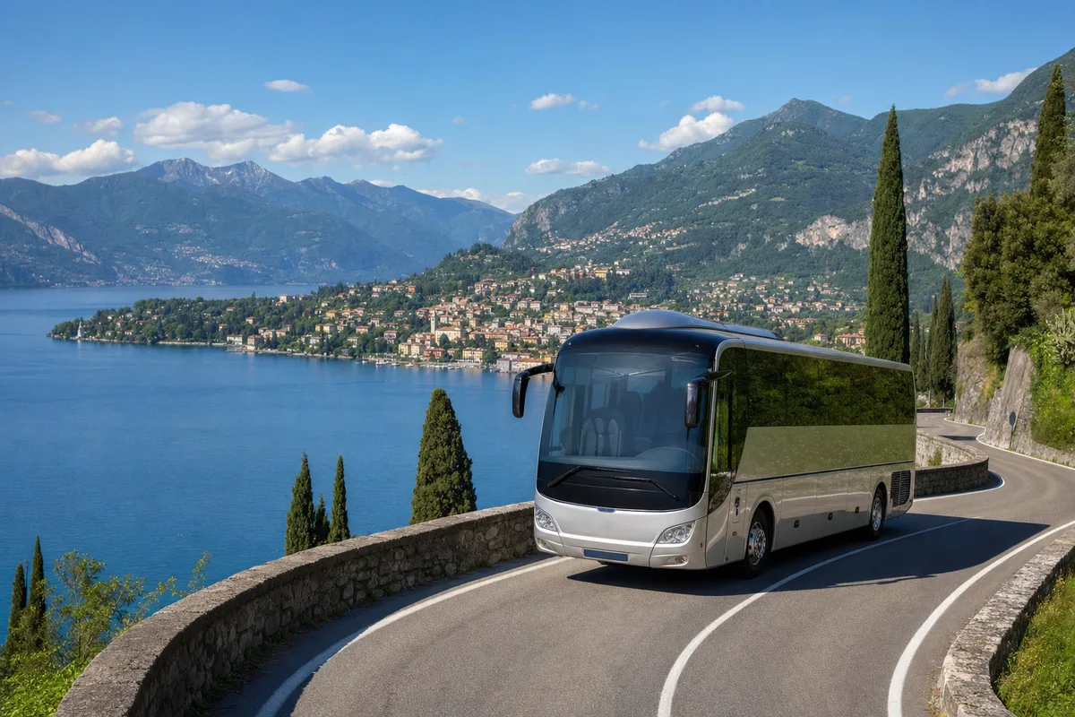Autocar de tourisme sur une route en bord de lac italien avec montagnes